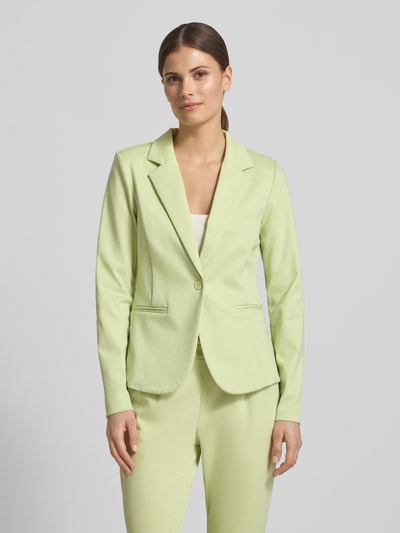 Kobiece modelka nosi Regular Fit Blazer mit Viskose-Anteil Modell 'Kate' od ICHI, elastyczna mieszanka materiałów z dodatkiem wiskozy, krój regular fit, kołnierz z połami, kieszenie z wypustkami, zapięcie na guzik, długość tyłu w rozmiarze S: 58 cm, szerokość w rozmiarze S: 43 cm, długość rękawów w rozmiarze S: 62 cm, pastelowy zielony kolor, gładka tekstura, całkowity widok z przodu.