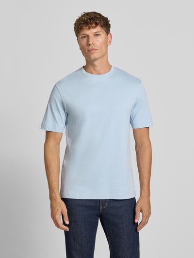 Männermodel trägt T-Shirt mit Rundhalsausschnitt von DRYKORN in Hellblau, Reine Baumwolle, Slim-Fit, Rückenlänge 69 cm, Ganzkörperansicht von vorne.