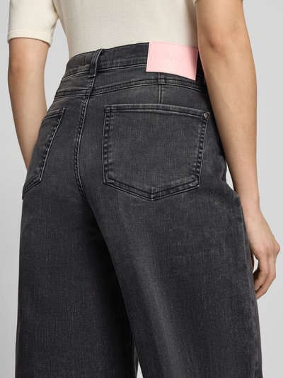 Frauenmodel trägt Regular Fit Barrel Jeans aus Baumwoll-Mix Modell 'ELLY' von ANGELS, dunkles Grau, markante Struktur, Nahaufnahme Rückansicht, Damen Barrel Jeans von ANGELS