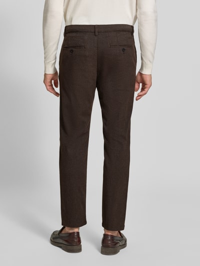 Mannelijk model draagt donkerbruine slim fit chino uit katoenmix Slim Fit Chino uit katoenmix Model 'MILES' van Selected, Heren chino, volledig lichaam achteraanzicht