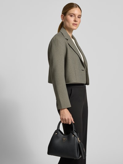 Vrouwenmodel draagt Handtasche in Leder-Optik Model 'LORELLA' van GUESS, zwart, met schouderband, logodetail, hoofdvak met magneetsluiting, breedte 26 cm, lengte 13 cm, diepte 13 cm, schouderband 114 cm, dames accessoire, leerlook, detailopname van voren.