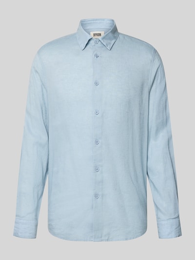 Produktfoto, Slim Fit Poloshirt aus Leinen-Baumwoll-Mix Modell 'RAMIS' von Drykorn in Two-Tone-Optik, hellblau, strukturierte Oberfläche. Kontext: Herren Poloshirt, Rückenlänge 80 cm, Schulterbreite 46 cm, Ärmellänge 66 cm, Größe M.