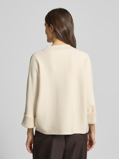 Frauenmodel trägt Strickpullover aus Viskose-Mix mit 3/4-Arm von Comma, Relaxed-Fit, cremefarben, glatte Struktur, Rückenansicht.