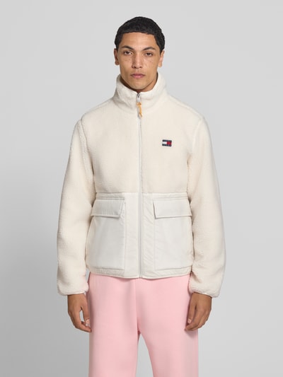 Männermodel trägt Regular Fit Webpelzjacke in Teddy-Optik von Tommy Jeans, cremefarben mit zwei großen Taschen, Ganzkörperansicht von vorne, Herren Teddy- / Webpelzjacke von Tommy Jeans