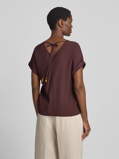 Frauenmodel trägt Blusenshirt aus Viskose-Mix mit fixiertem Ärmelaufschlag von zero, fakturowany wzór, dekolt w serek, krój regular fit, długość tyłu w rozmiarze 36: 49 cm, szerokość w rozmiarze 36: 50 cm, długość rękawów w rozmiarze 36: 3 cm, widok całej sylwetki z tyłu