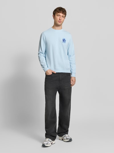 Männermodel trägt lichtblauw Regular fit sweatshirt met florale applicatie van katoen, model 'Felica' van Blend, volledige lichaamsvooraanzicht.