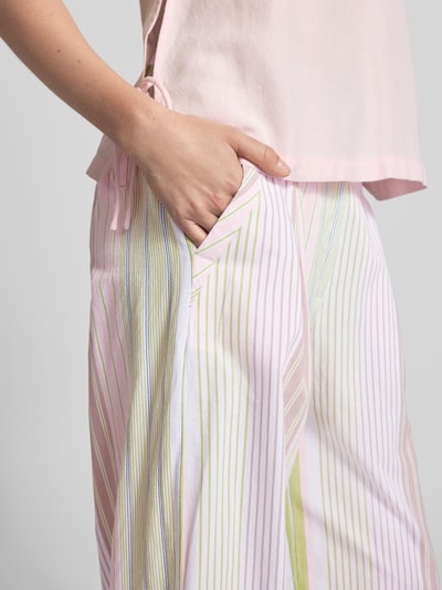 Frauenmodel trägt Wide Leg Hose mit Streifenmuster von Smith and Soul in Rosa, Grün und Weiß aus reiner Baumwolle mit Eingrifftaschen, Nahaufnahme Oberkörper.