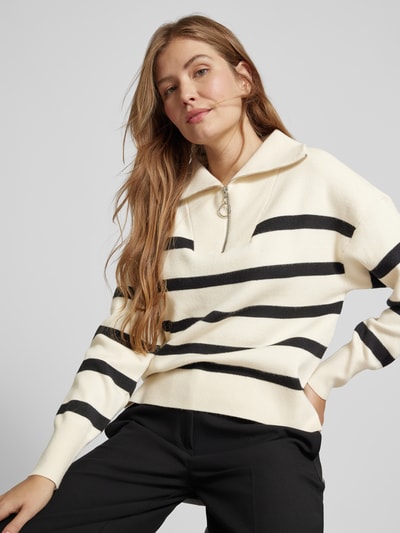 Vero Moda Sweter z dzianiny o kroju regular fit z zapinanym kołnierzem model ‘SABA’ Beżowy 3