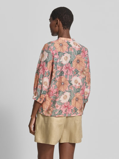 Frauenmodel trägt Regular Fit Bluse aus Lyocell-Mix mit 3/4-Arm von Zero im Allover-Look, florales Muster, Rückenansicht, Nahaufnahme Oberkörper.