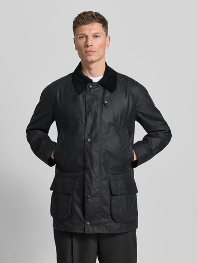 Männermodel trägt Jacke mit Umlegekragen Modell 'BRISTOL' von Barbour aus katoen, rechte fit, zwarte kleur, klepzakken, Ganzkörperansicht von vorne.