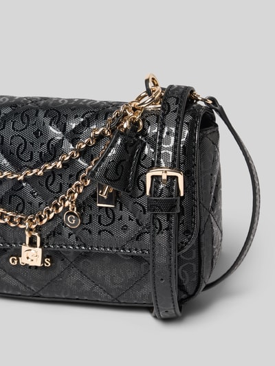 Produktfoto, Umhängetasche mit Label-Applikation Modell 'LIBBY' von Guess in Schwarz mit Ketten-Detail, Magnetverschluss, 24x14x6 cm, 114 cm Schulterriemen.