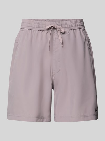 Produktfoto, Shorts mit Logo-Print und Eingrifftaschen van NIKE TRAINING in lichtpaars, recht model, elastische band met trekkoord, zij-steekzakken, logoprint, bandwijdte maat M 41 cm, binnenbeenlengte maat M 19 cm