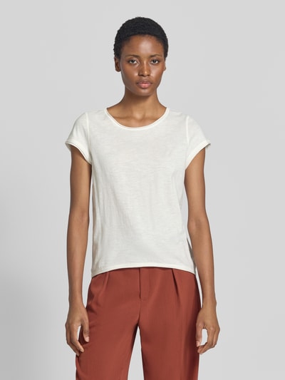 Modelka kobieca nosi Regular Fit T-Shirt aus reiner Baumwolle von s.Oliver RED LABEL w kolorze ecru, prosta faktura, widok całej sylwetki z przodu.