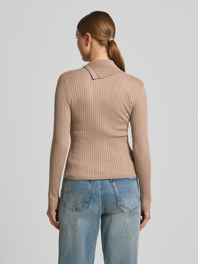 Männermodel trägt Slim Fit Longsleeve aus Viskose-Mix Modell 'Sicilla' von Guess, strickoptik, beż, krój slim fit, ganzkörperansicht rückansicht