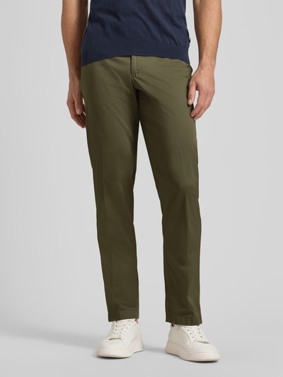 Männermodel trägt Chino mit Eingrifftaschen Modell 'Peaker' von Hiltl aus Baumwoll-Elasthan-Mix, Regular-Fit, Ganzkörperansicht von vorne. Bundweite bei Größe 50: 45 cm, Innenbeinlänge: 84 cm.