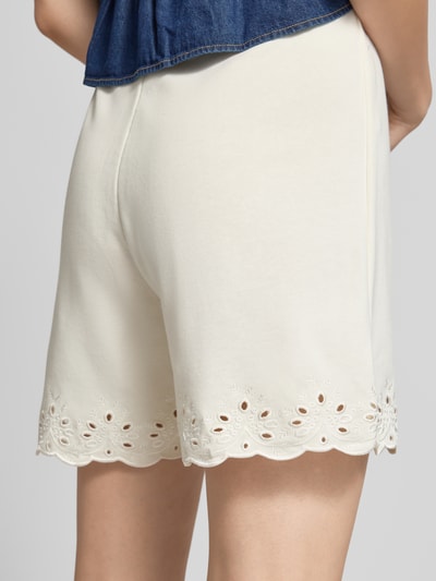 Vrouwenmodel draagt Comfort Fit Sweatshorts aus Baumwoll-Mix Modell 'CHILLI SUMMER', uni, elastische taille, sweatstof, broderie, detailopname achteraan.