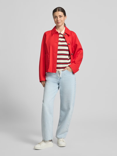 Frauenmodel trägt Regular Fit Poloshirt aus Baumwoll-Mix von Tommy Hilfiger, unifarben mit Streifen, Piqué-Struktur, Ganzkörperansicht von vorne.