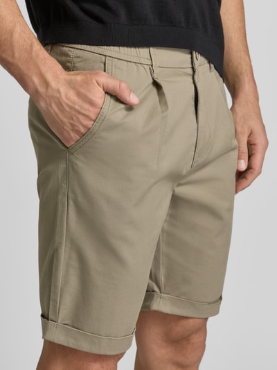 Männermodel trägt Chino-Shorts mit Gesäßleistentaschen von Lerros in Beige, Baumwoll-Mix mit Stretch-Anteil, Nahaufnahme Oberkörper. Bundweite bei Größe 32: 42 cm, Innenbeinlänge bei Größe 32: 24 cm, Straight Fit, Elastischer Bund mit Knopf- und Reißverschluss, Französische Eingrifftaschen.