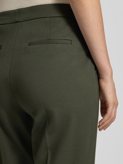 Frauenmodel trägt Schmale Hose aus Viskose-Mix von Jake*s Collection in Dunkelgrün, glatte Textur, Detailaufnahme Rückansicht.