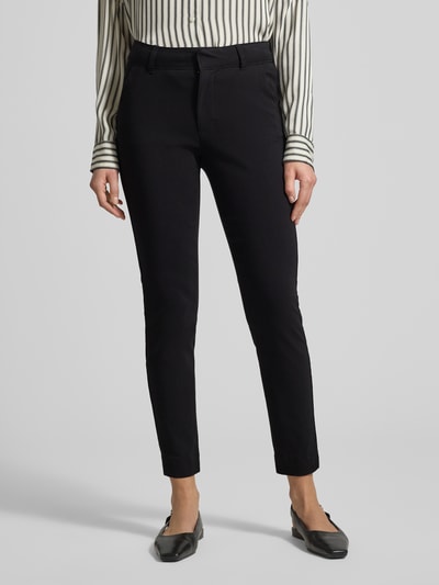 Frauenmodel trägt Hose mit Gesäßtaschen Modell 'DIXI' von B.Young, schwarzer Viskose-Mix Slim Fit, glatte Oberfläche, Nahaufnahme Oberkörper.