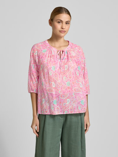 Frauenmodel trägt Regular Fit Bluse mit 3/4-Arm von Milano Italy, rosa Allover-Paisleymuster, reine Baumwolle, Rundhalsausschnitt mit Schnürung, Ganzkörperansicht von vorne.