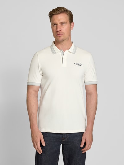 Männermodel trägt Regular Fit Poloshirt aus Baumwoll-Mix von s.Oliver RED LABEL, Optik: Unifarben, Piqué-Textur, Ganzkörperansicht von vorne.