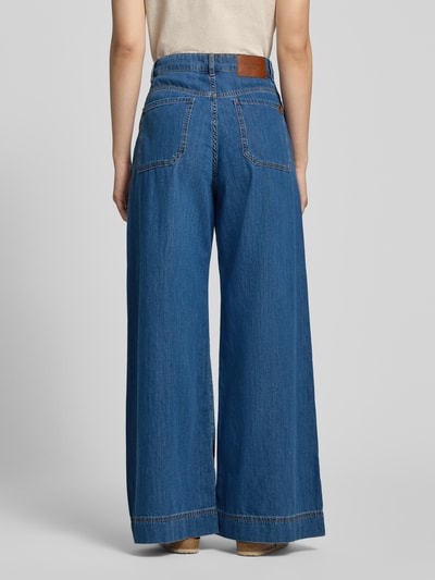 Frauenmodel trägt Wide-Leg-Pants aus Baumwoll-Denim, mittleres Blau, sichtbare Nähte, Damen Wide-Fit Jeans von Weekend Max Mara, Ganzkörperansicht Rückansicht