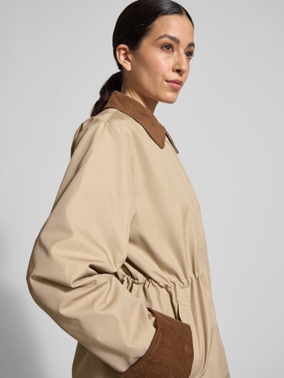 Frauenmodel trägt Parka mit Umlegekragen und Eingrifftaschen Modell 'ANCA' von YAS aus Baumwoll-Mix, Regular-Fit, Nahaufnahme Oberkörper.
