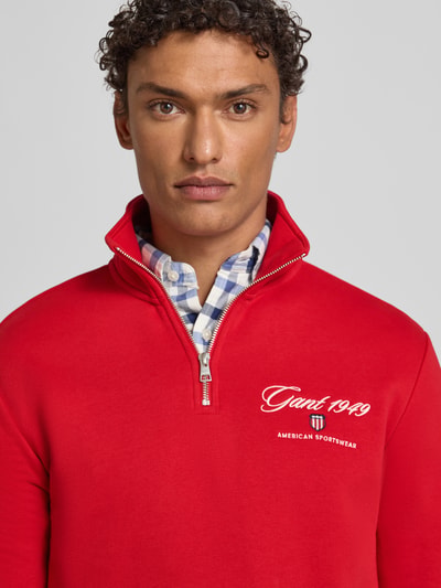 Männermodel trägt Sweatshirt mit Stehkragen und Reißverschluss von Gant, Baumwoll-Mix, Regular-Fit, Label-Stitching, Nahaufnahme Oberkörper