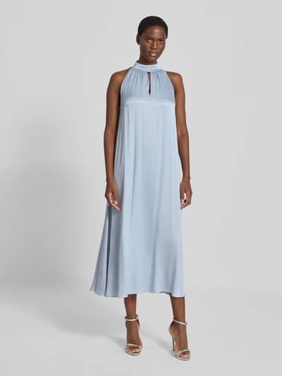 Frauenmodel trägt Midikleid aus Viskose-Mix mit Neckholder von Jake*s Collection in Hellblau, glatte Textur, Straight Fit, Ganzkörperansicht von vorne.