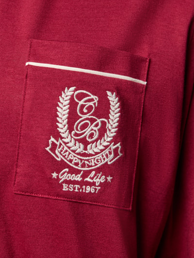 Produktfoto, Pyjama-Oberteil aus Baumwoll-Modal-Mix von Christian Berg Woman in Dunkelrot mit Brusttasche, Logo-Stitching und Kontrastnähten