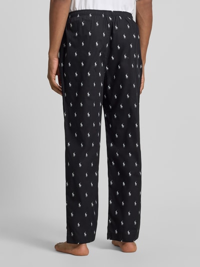 Männermodel trägt zwarte regular fit pyjamabroek van puur katoen met wit logo patroon, Regular Fit Pyjama-Hose aus reiner Baumwolle van Polo Ralph Lauren Underwear, Ganzkörperansicht Rückansicht.