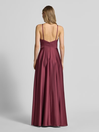 Frauenmodel trägt Abendkleid mit Spaghettiträgern und V-Ausschnitt von Laona, Satin, krój taliowany, maksi, fałdy, długość tyłu w rozmiarze 36: 155 cm, szerokość w rozmiarze 36: 39 cm, widok całej sylwetki z tyłu