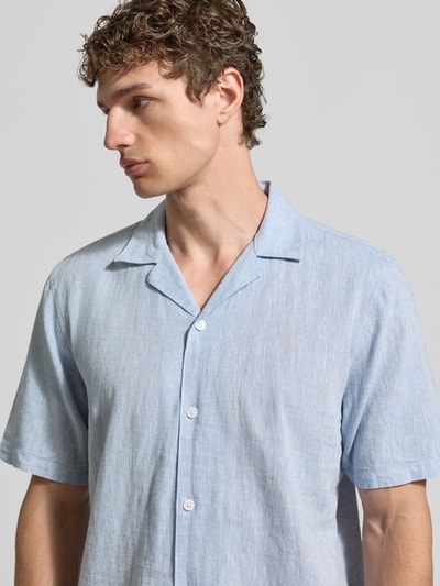 Männermodel trägt Relaxed Fit Freizeithemd aus Leinen-Baumwoll-Mix von Lindbergh in Hellblau, Knopfleiste, Nahaufnahme Oberkörper. Rückenlänge bei Größe M: 76 cm, Schulterbreite: 47 cm, Ärmellänge: 25 cm, Reverskragen.