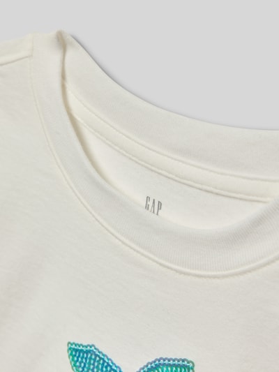 Mädchen trägt Kinder T-Shirt mit Motiv- und Statement-Stitching von GAP, Reine Baumwolle, Gerippter Rundhalsausschnitt, Nahaufnahme Oberkörper.