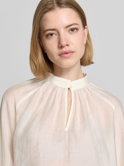 Frauenmodel trägt Regular Fit Bluse mit 3/4-Arm von More & More aus Lyocell-Mix, Stehkragen, helle Farbe, Nahaufnahme Oberkörper.
