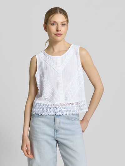 Frauenmodel trägt Regular Fit Top mit Lochstickerei von Apricot in Weiß, reine Baumwolle, ärmellos, Rundhalsausschnitt, Nahaufnahme Oberkörper.