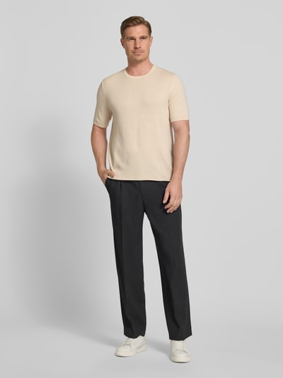 Männermodel trägt Strickshirt mit Kaschmir-Anteil und Knopfleiste von FTC-Cashmere in Beige, Baumwoll-Mix, Slim Fit, Polokragen, Ganzkörperansicht von vorne.