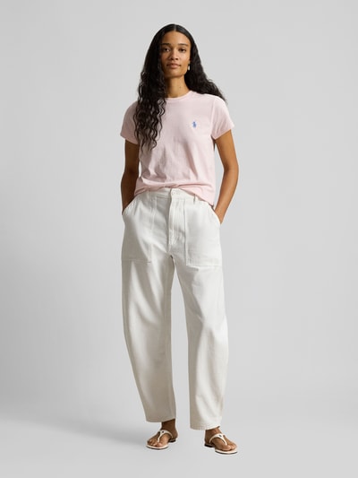 Frauenmodel trägt T-shirt mit Label-Stitching von Polo Ralph Lauren aus bawełna, krój regular fit, okrągły dekolt, długość tyłu 54 cm, całkowity widok z przodu
