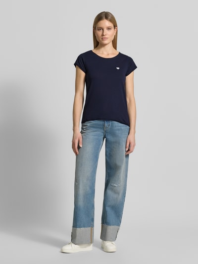 Frauenmodel trägt T-Shirt mit Stitching und Rundhalsausschnitt von Christian Berg Woman in Dunkelblau, reine Baumwolle, Regular Fit, Ganzkörperansicht von vorne.