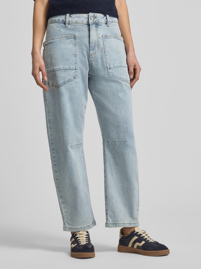 Frauenmodel trägt Barrel Fit Jeans mit aufgesetzten Taschen von Buena Vista in hellblauer Jeans-Optik, Baumwoll-Elasthan-Mix, Ziernähte, Ganzkörperansicht von vorne.