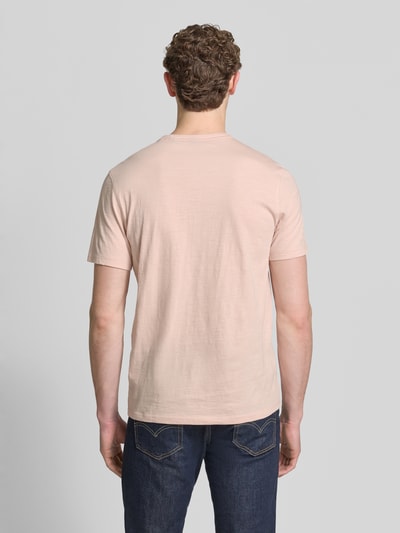 Męski model nosi Regular Fit T-Shirt aus reiner Baumwolle Modell 'TEGOOD' od BOSS Orange, jednokolorowy, z logo, krótki rękaw, widok całej sylwetki z tyłu.