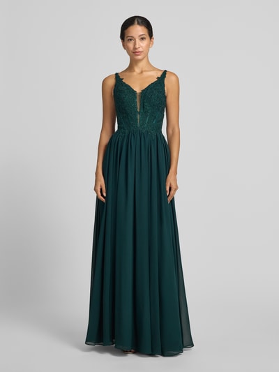 Frauenmodel trägt Abendkleid mit Strasssteinbesatz von LUXUAR FASHION in Dunkelgrün, florale Spitze, tiefer V-Ausschnitt, Maxilänge, Ganzkörperansicht von vorne.