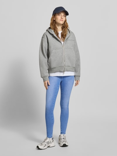 Frauenmodel trägt Skinny Fit Jeans aus Baumwoll-Mix Modell 'POWER' von ONLY, unifarben, 5-Pocket-Design, Denim, Ganzkörperansicht von vorne.