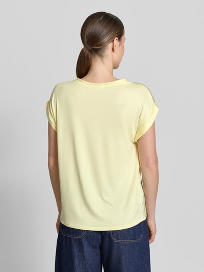 Frauenmodel trägt T-Shirt mit Rundhalsausschnitt Modell 'ELLETTE' von Vila in hellgelb, lockerer Schnitt, glatte Textur, Ganzkörperansicht Rückansicht.