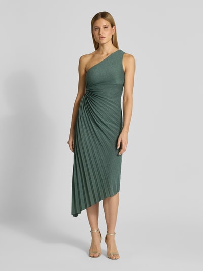 Frauenmodel trägt Cocktailkleid in asymmetrischem Look von V by Vera Mont aus grünem Material-Mix mit Stretch-Anteil, Falten, taillierter Schnitt, Midikleid, One-Shoulder-Kleid, Brustweite 42 cm, Rückenlänge 124 cm, Ganzkörperansicht von vorne.