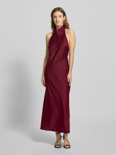 Vrouwenmodel draagt Abendkleid mit Neckholder Modell 'DELPHINA' van Bardot in bordeaux satijn, nauwsluitend, schoudervrij, voorkant volledig lichaamsaanzicht