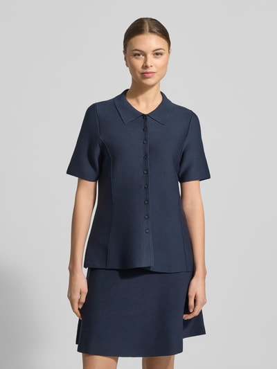 Frauenmodel trägt Strickshirt aus Viskose-Mix mit Knopfleiste von Christian Berg Woman Selection in Dunkelblau, Regular Fit, Umlegekragen, Kurzarm, Ganzkörperansicht von vorne.