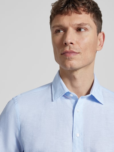 Männermodel trägt Slim Fit Freizeithemd aus Leinen-Mix von Jake*s in Hellblau, Kentkragen, Knopfleiste, Nahaufnahme Oberkörper.