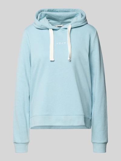 Produktfoto, Regular Fit Hoodie aus Baumwoll-Mix von Tom Tailor Denim in hellblauem Unidesign mit Kapuze, Stickerei und Rippbündchen, Sweatstruktur